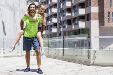 Genç çift tren kentsel ortamda