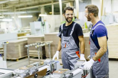 Mobilya fabrikasında çalışan genç işçiler
