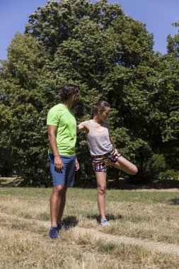 Onun kişisel antrenör ile genç kadın egzersiz 