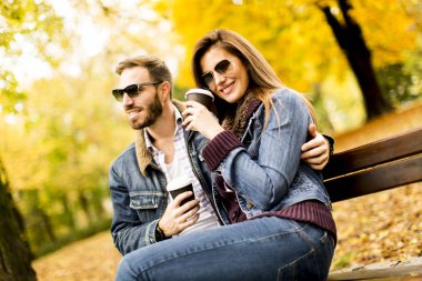 Seven çift sonbahar parkta genç