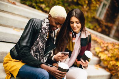 Genç ve güzel çok ırklı arkadaşlar sonbahar gününde yürüyüş