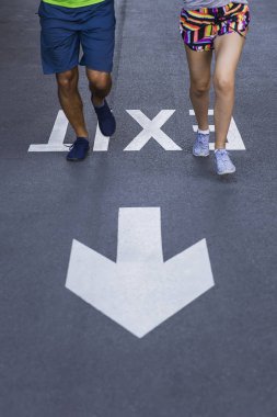 Yakışıklı ve güzel kadın birlikte ile sokakta koşu