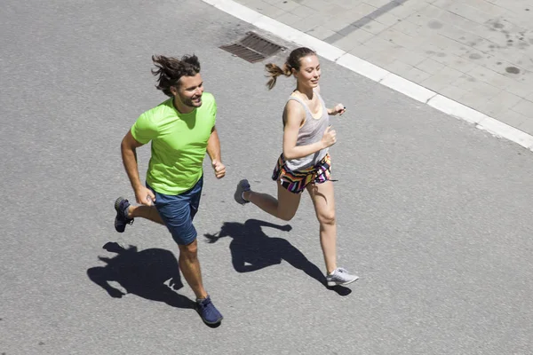 Bello uomo e bella donna che fanno jogging insieme — Foto Stock