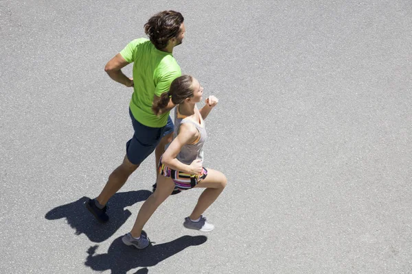 Knappe man en mooie vrouw samen joggen — Stockfoto