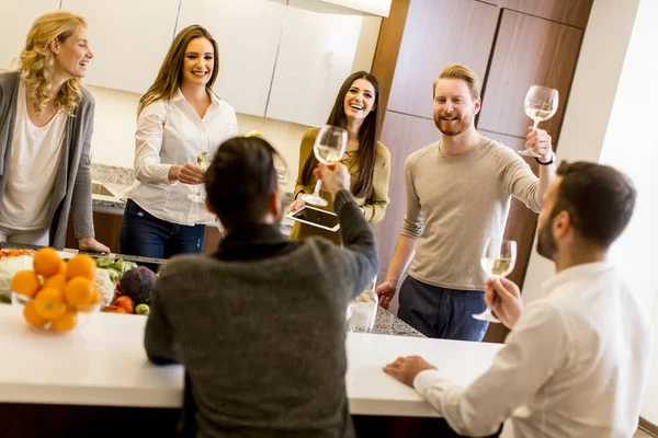 Ungdomar som grillas med vitt vin i köket — Stockfoto