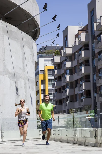 Stilig man och vacker kvinna jogging tillsammans — Stockfoto