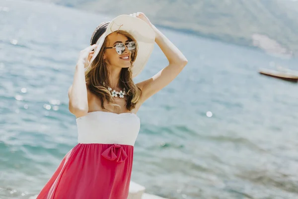 Aantrekkelijke vrouw met een hoed en zonnebril — Stockfoto