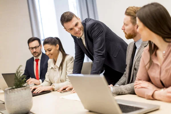 Empresarios en una reunión en la oficina — Foto de Stock