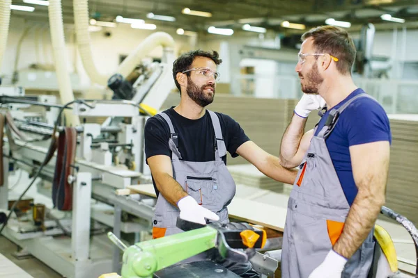 Unga arbetare som arbetar i möbelfabrik — Stockfoto