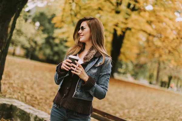 Bella giovane donna con tazza di caffè — Foto Stock