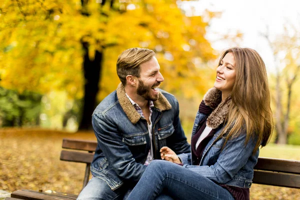 Молодая любящая пара в осеннем парке — стоковое фото