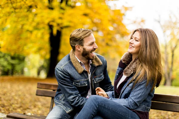 Giovane coppia amorevole nel parco autunnale — Foto Stock