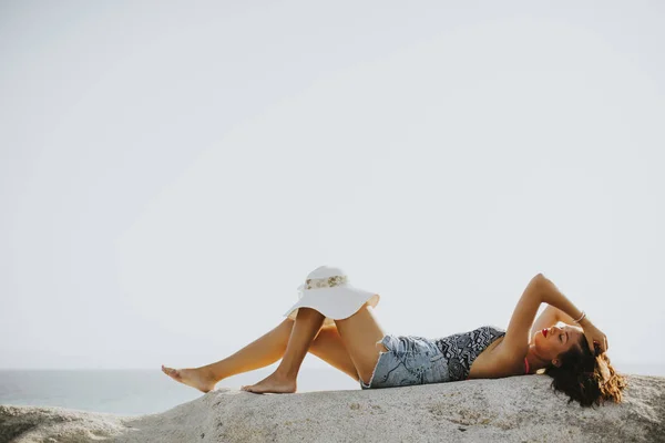 Mulher bonita na praia pedregosa — Fotografia de Stock