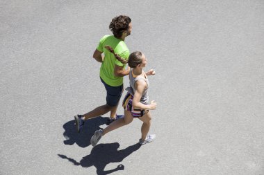 Yakışıklı ve güzel kadın birlikte koşu