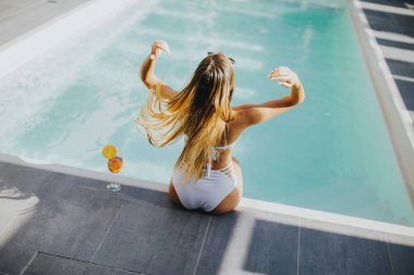 Genç ve güzel kadın ve havuz kenarı