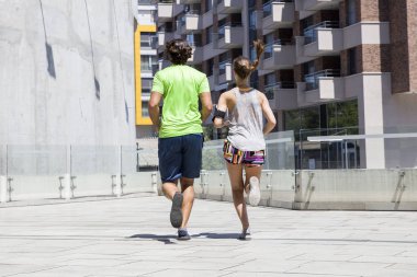 Yakışıklı ve güzel kadın birlikte koşu