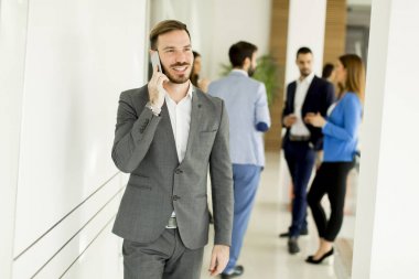 İşadamı ile office diğer iş peo süre içinde hareket eden telefon