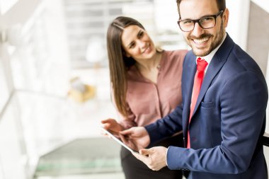 Merdivenlerde tablet üzerinde çalışan genç iş Çift