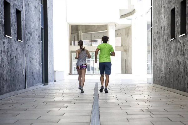 Coppia che pratica jogging in città — Foto Stock