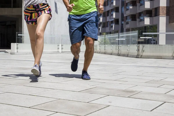Stilig man och vacker kvinna jogging tillsammans — Stockfoto