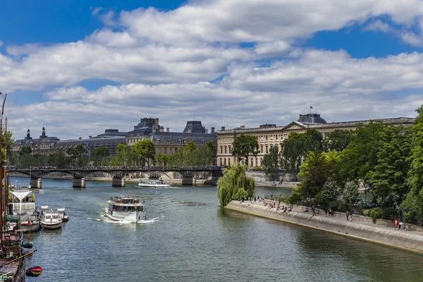 Turistické lodi na řece Seině v Paříži — Stock fotografie