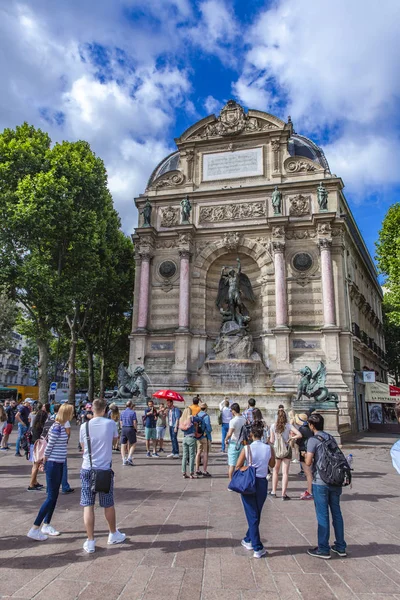 Fontaine Saint Michel en París, Francia —  Fotos de Stock