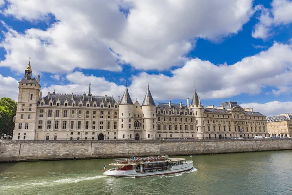 Barco turístico en el río Sena por Conciergerie en París, Francia — Foto de Stock