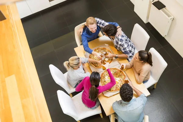 Jugendliche essen Pizza und trinken Apfelwein im modernen Internat — Stockfoto