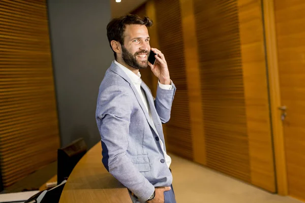 Красивый бизнесмен с помощью мобильного телефона — стоковое фото