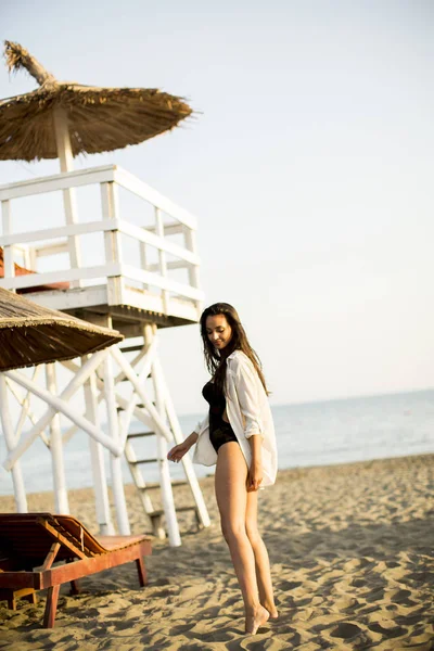 Mujer joven posando en la playa —  Fotos de Stock