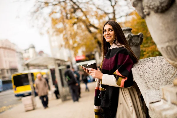 Hübsche junge Frau an einem Herbsttag auf der Straße — Stockfoto