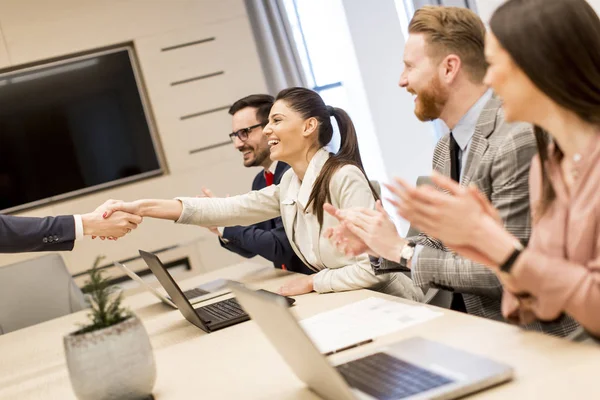 Empresários apertando as mãos terminando uma reunião no escritório — Fotografia de Stock