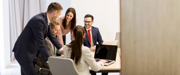 Empresários em uma reunião no escritório — Fotografia de Stock