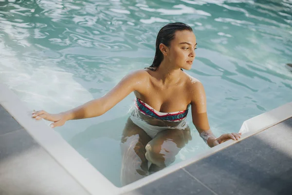 Açık Yüzme havuzunda genç kadın — Stok fotoğraf