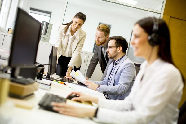 Team di giovani colleghi che lavorano insieme in un ufficio — Foto Stock