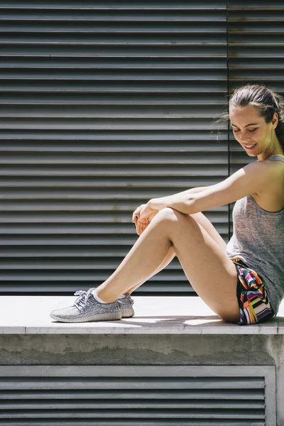 Giovane donna attraente esercizio di stretching — Foto Stock