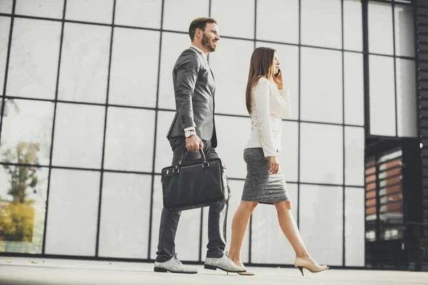 Jonge bedrijf paar wandelen buiten — Stockfoto