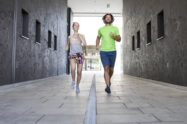 Pareja practicando jogging en la ciudad — Foto de Stock