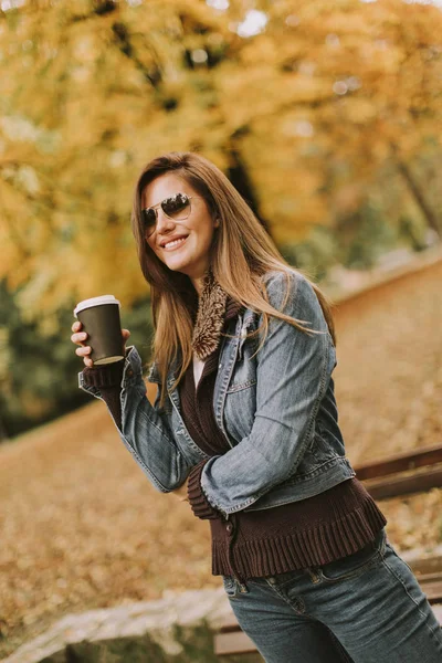 Hübsche junge Frau im Herbstpark — Stockfoto