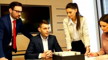 Genç insanların modern ofis çalışma grubu