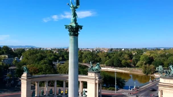 Letecký Pohled Sloupec Archanděl Gabriel Náměstí Hrdinů Budapešti Maďarsko — Stock video