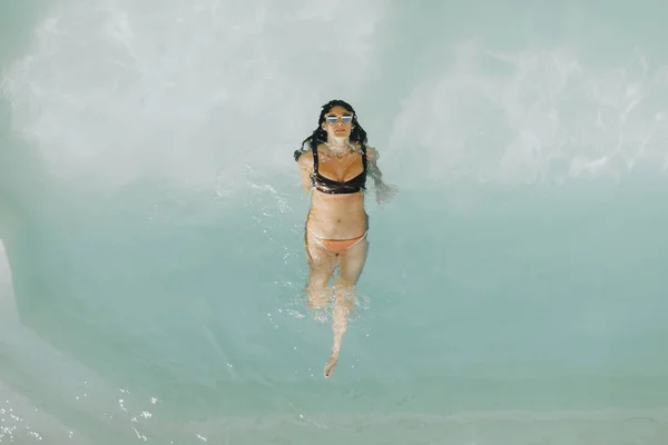 Молодая женщина в открытом бассейне — стоковое фото