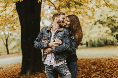 Sonbahar parkta kaç sarılma ve having fun gülümseyen