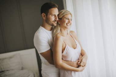 Güzel genç çift ayakta pencerenin