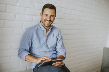 Yakışıklı genç adam tablet ile çalışma