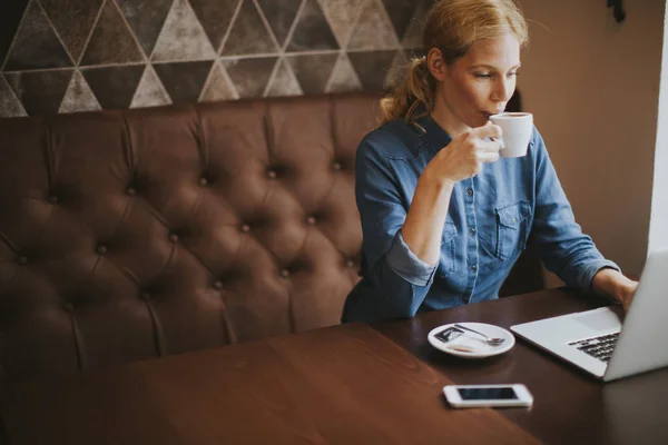 Νεαρή γυναίκα που κάθεται στο καφενείο, καφές — Φωτογραφία Αρχείου