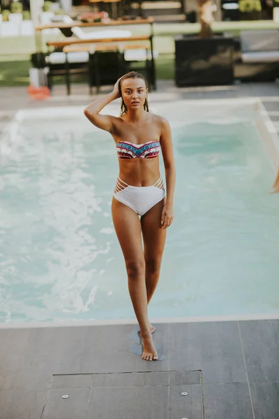 Fiatal nő pihenés a medencénél — Stock Fotó