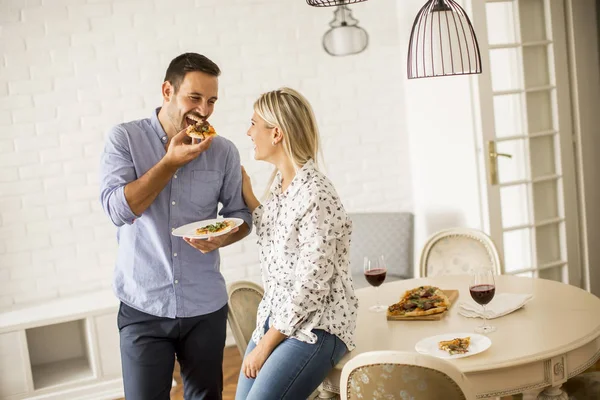 Adorável jovem casal comer pizza — Fotografia de Stock