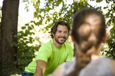 Doğa eğitim genç Çift