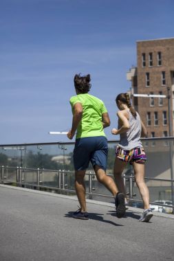 Şehirde çalışan genç Çift